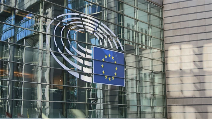 Bild på EU-parlamenets fasad.