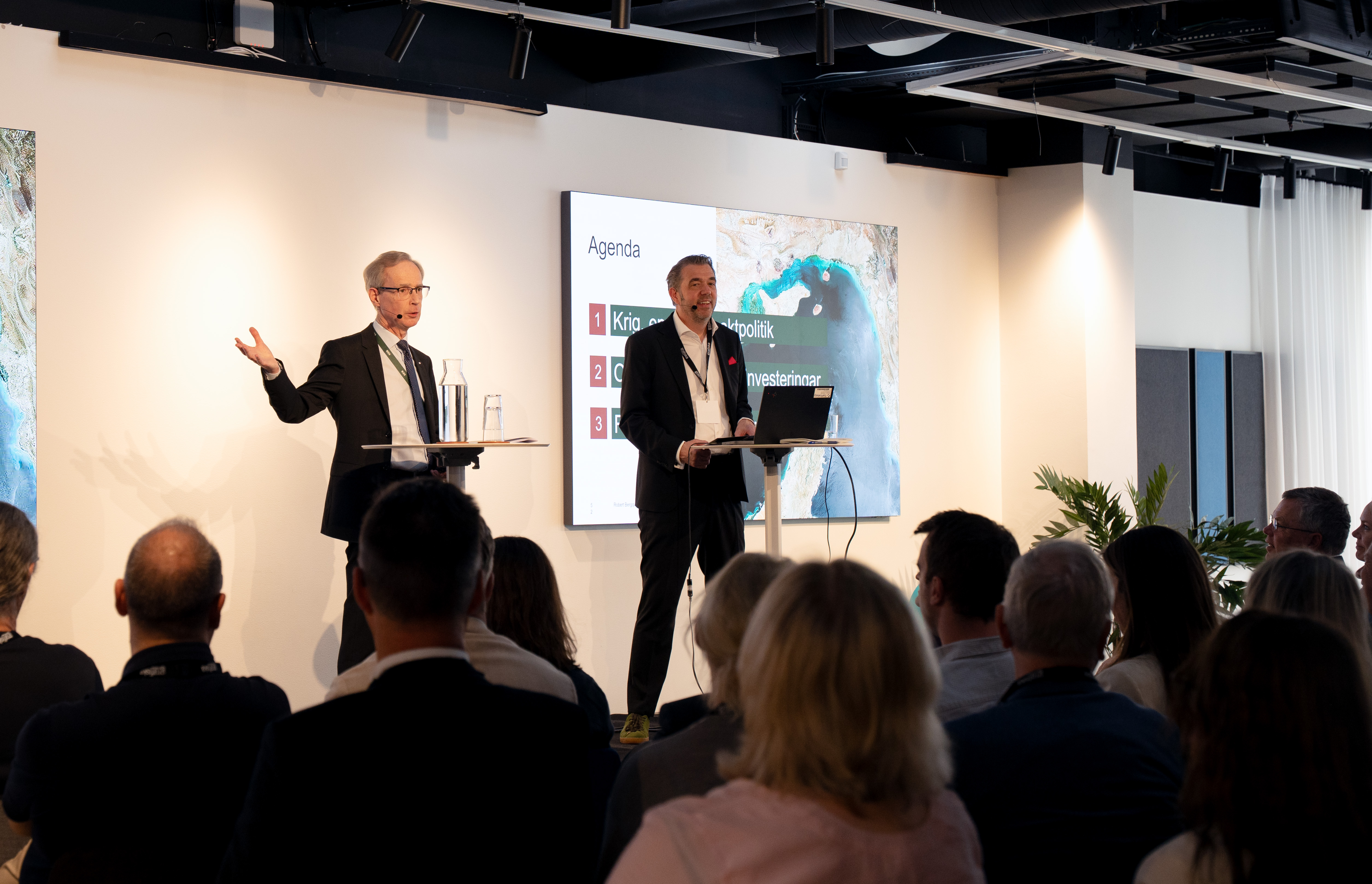 Robert Bergqvist, senior ekonom på SEB, och moderator Johan Grauers, kommunikationschef på Grafiska Företagen, på scenen under Grafiska Företagens Framtidsmöte 2026.