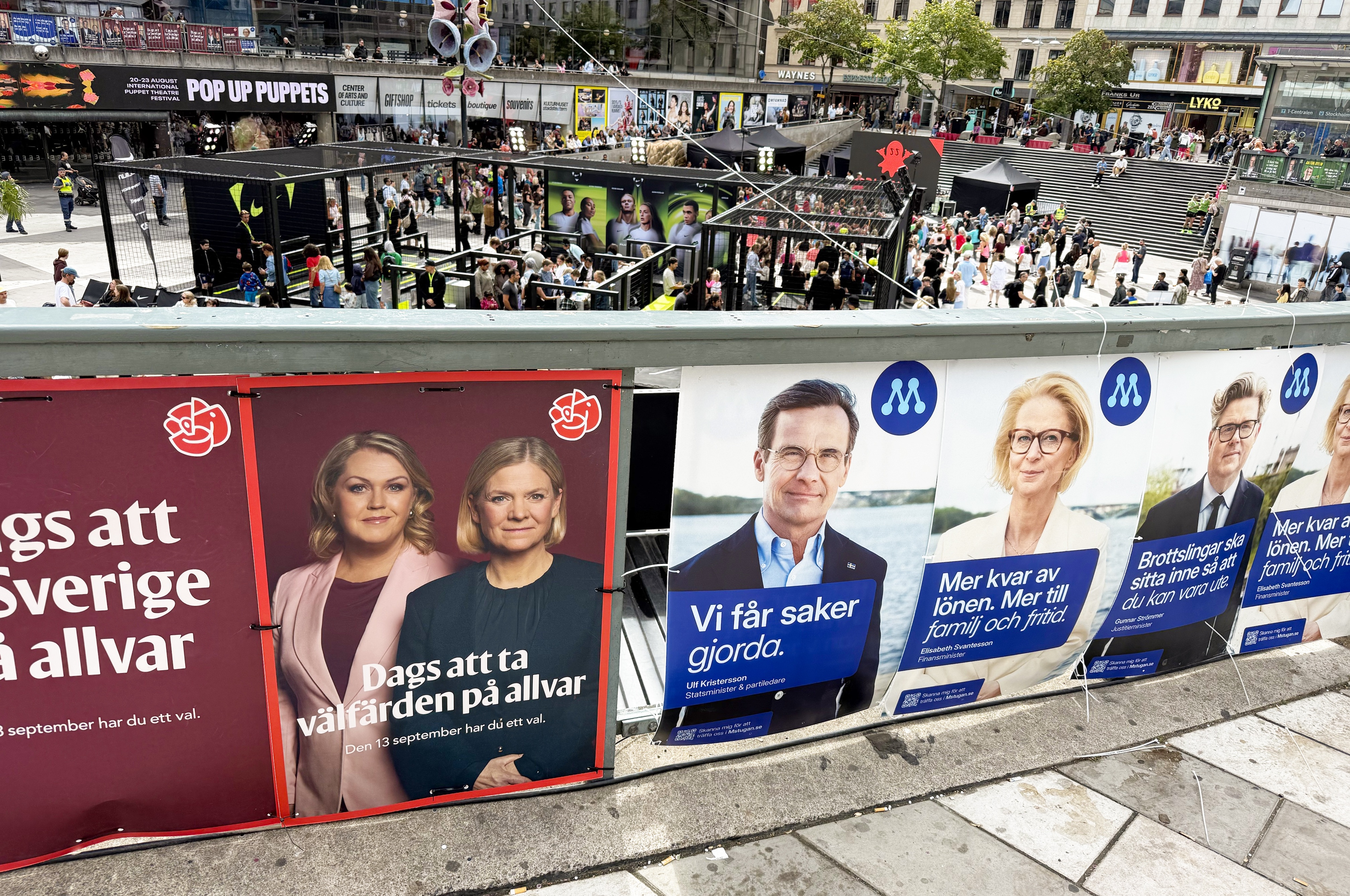 Valaffischer vid Sergels torg i Stockholm