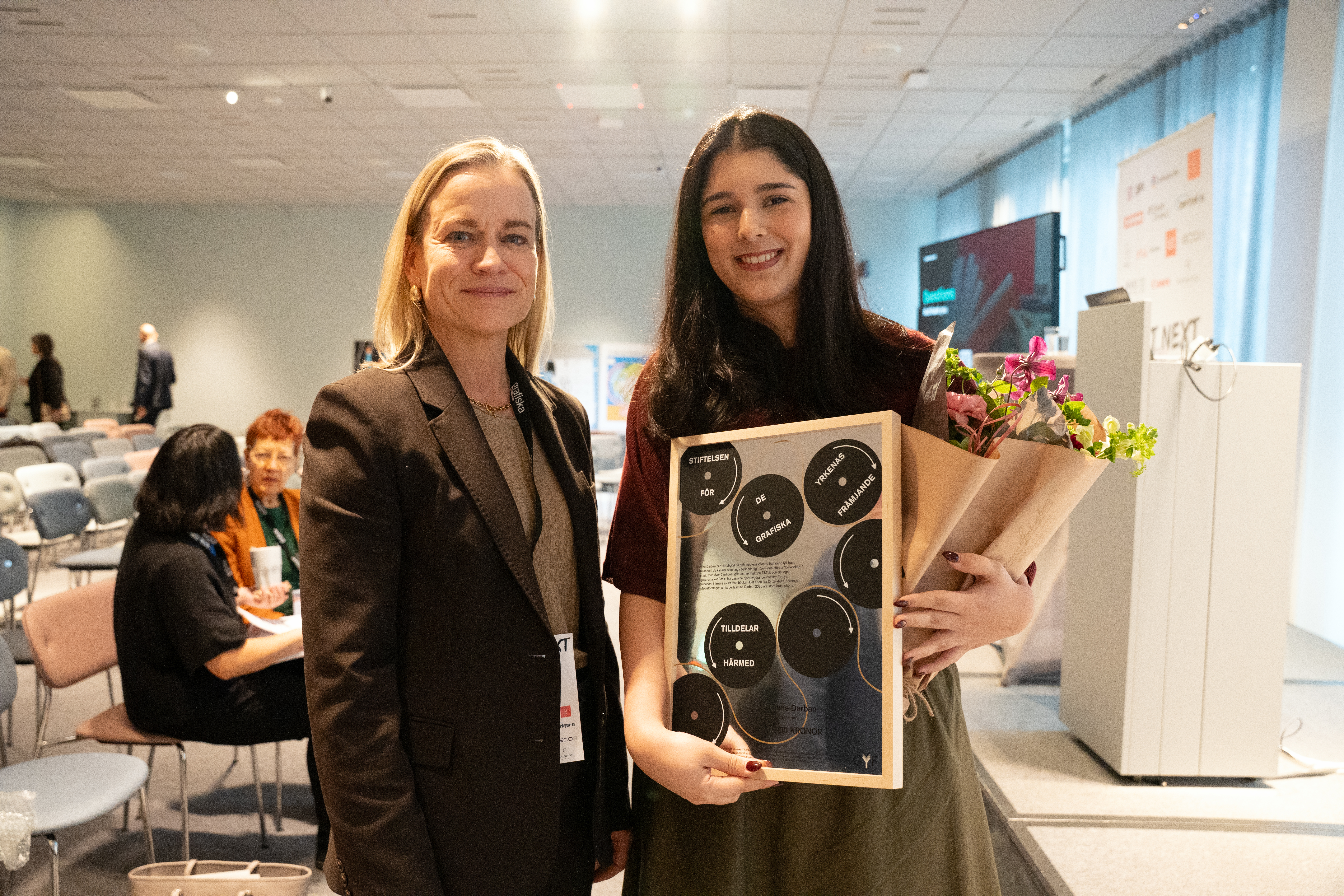 Bild på Eva Glückman, vd Grafiska Företagen, och Jasmin Darban, pristagare av Grafiska Företagen och Medieföretagens stora branschpris.