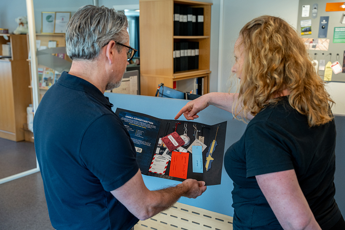 Per Norin och Therese Berg tittar igenom provmappen med hängetiketter som skickas till kunder.