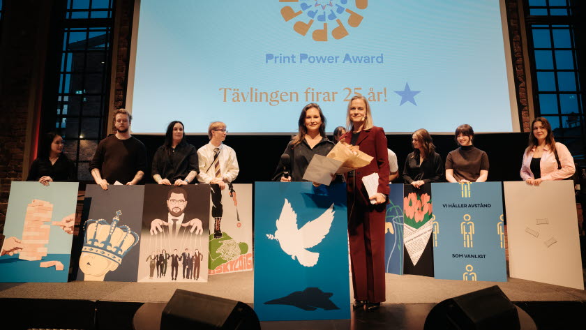 Bild på Johanna Lindgren, vinnare av PrintPower Award 2026, och Eva Glückman, vd Grafiska Företagen, med de andra finalisterna i bakgrunden.