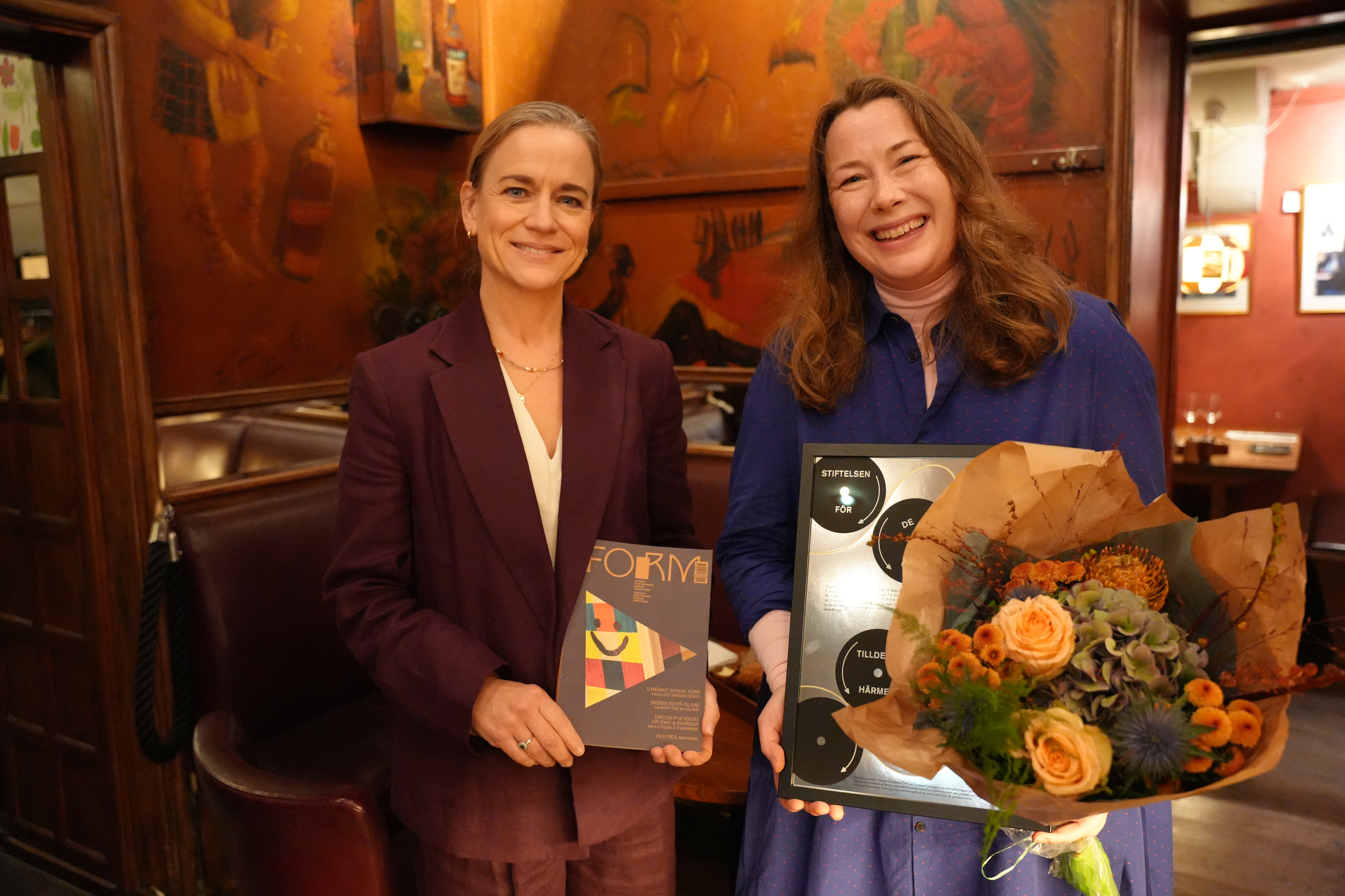 Cecilia Lindgren tog emot Formgivningspriset 2026 av Eva Glückman, vd Grafiska Företagen.