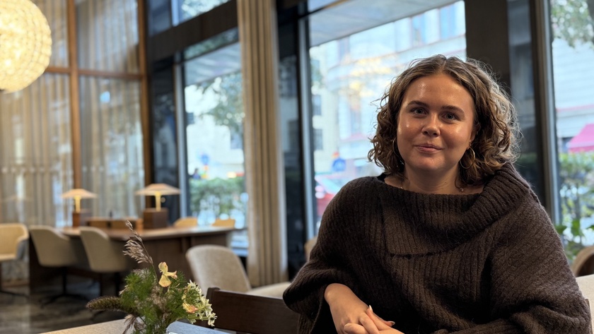 Frida Palmliden sittandes i konferenslokal.