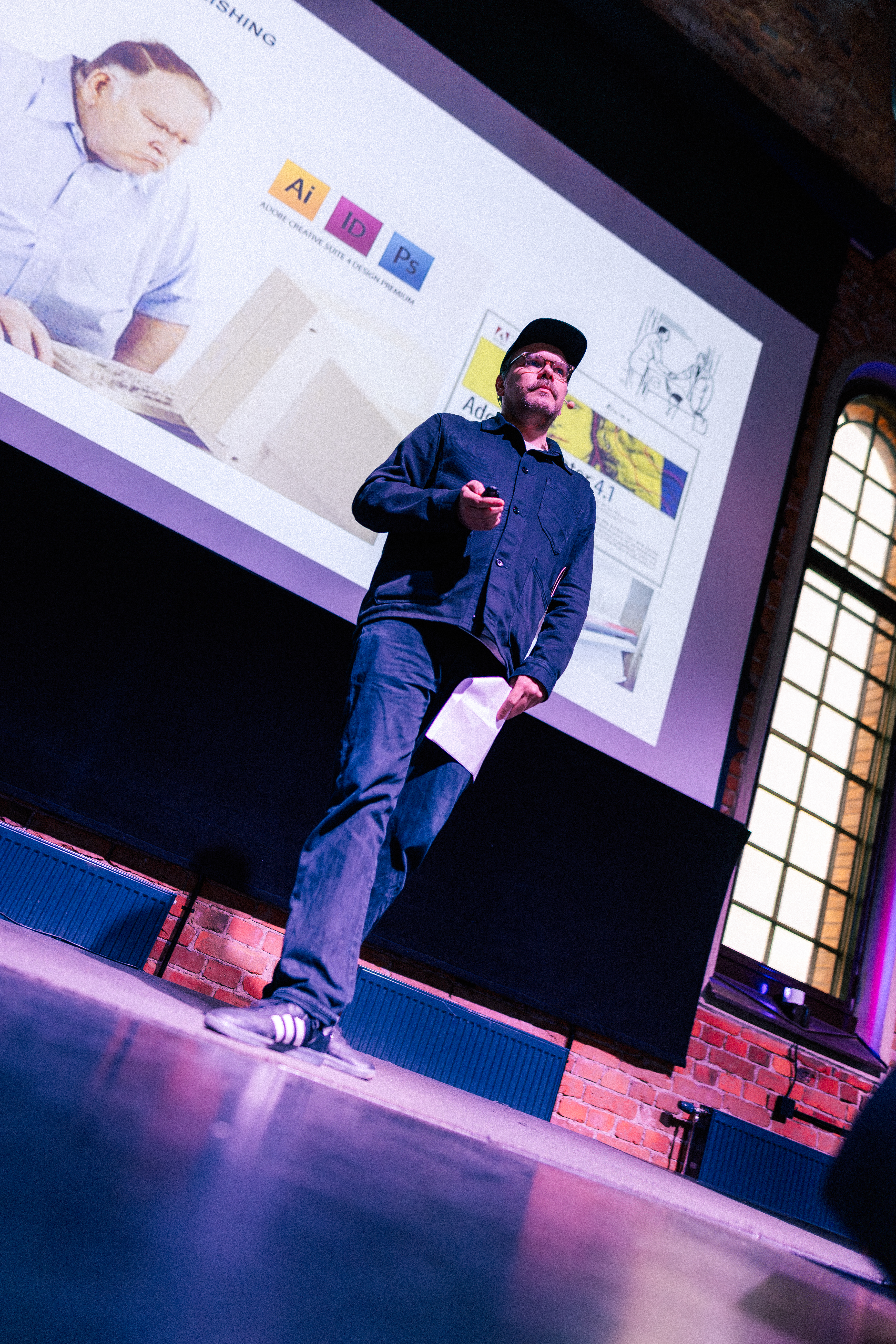 Martin Ander gör allt från konsertaffischer och skateboardgrafik till förpackningar, textiltryck och scendekor. ”En affisch ska vara så intressant att man vill stanna och titta – även om texten kanske är lite svårläst”, säger han.