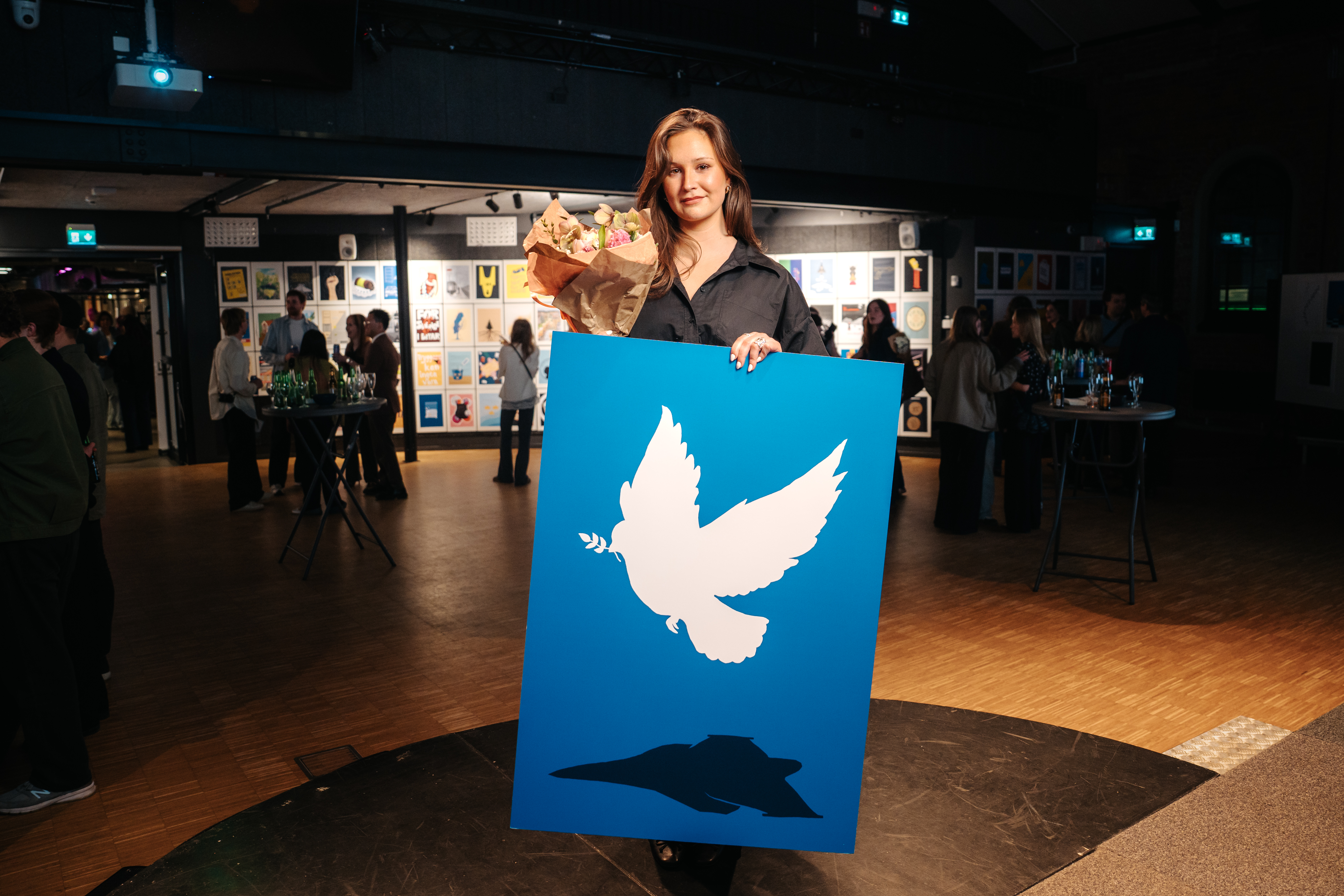 Bild på Johanna Lindgren (Forsbergs Skola) med bidraget "Rustad fredsduva", vinnare av PrintPower Award 2026.