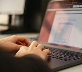 Person som skriver på en laptops tangentbord.