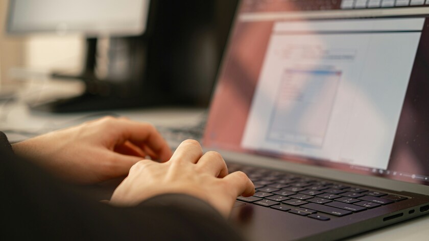 Person som skriver på en laptops tangentbord.