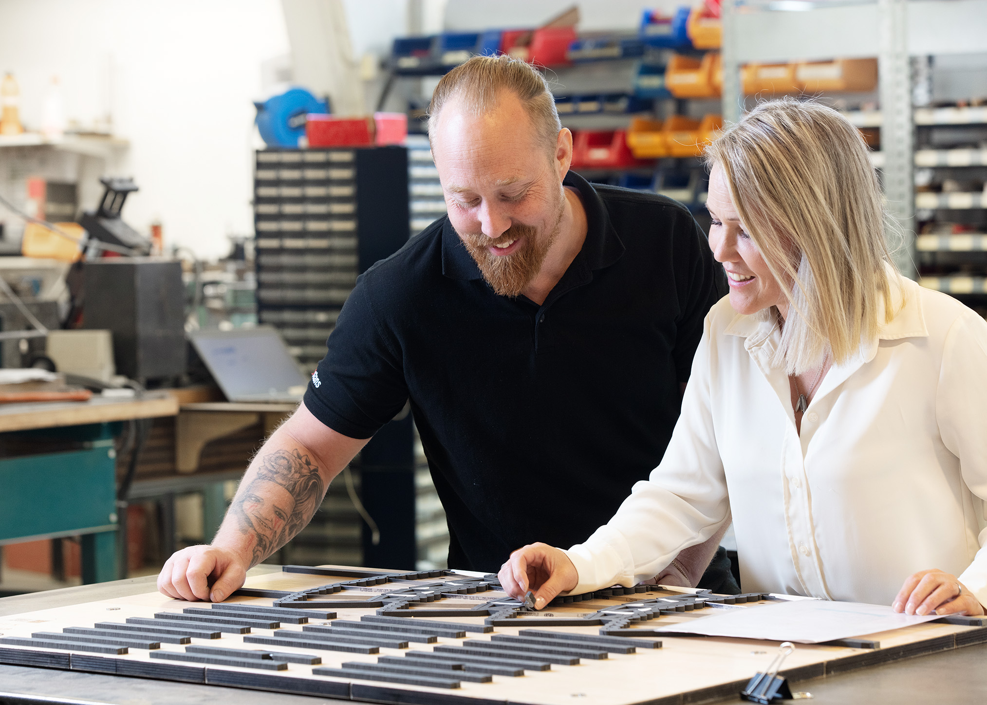 Nicklas Karlsson och Jennie Karlsson i samspråk i produktionsanläggningen i Nässjö.