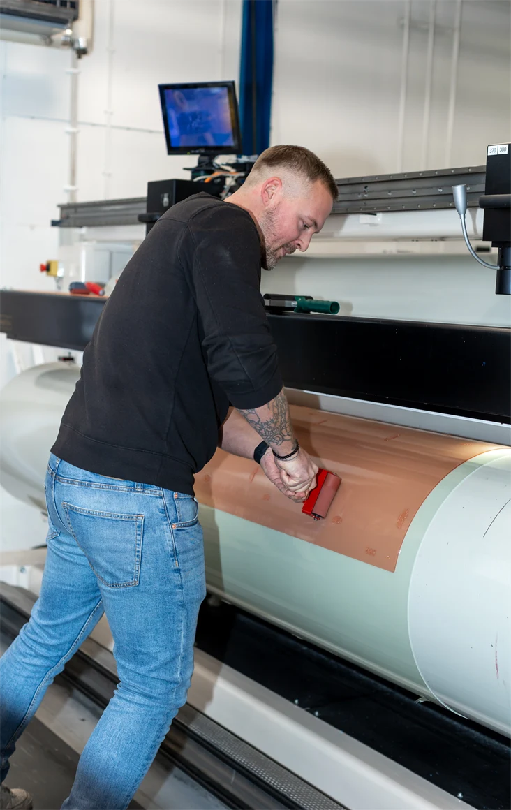 Bild på Eric Rundqvist i färd med att montera kliché på ett well-montage.