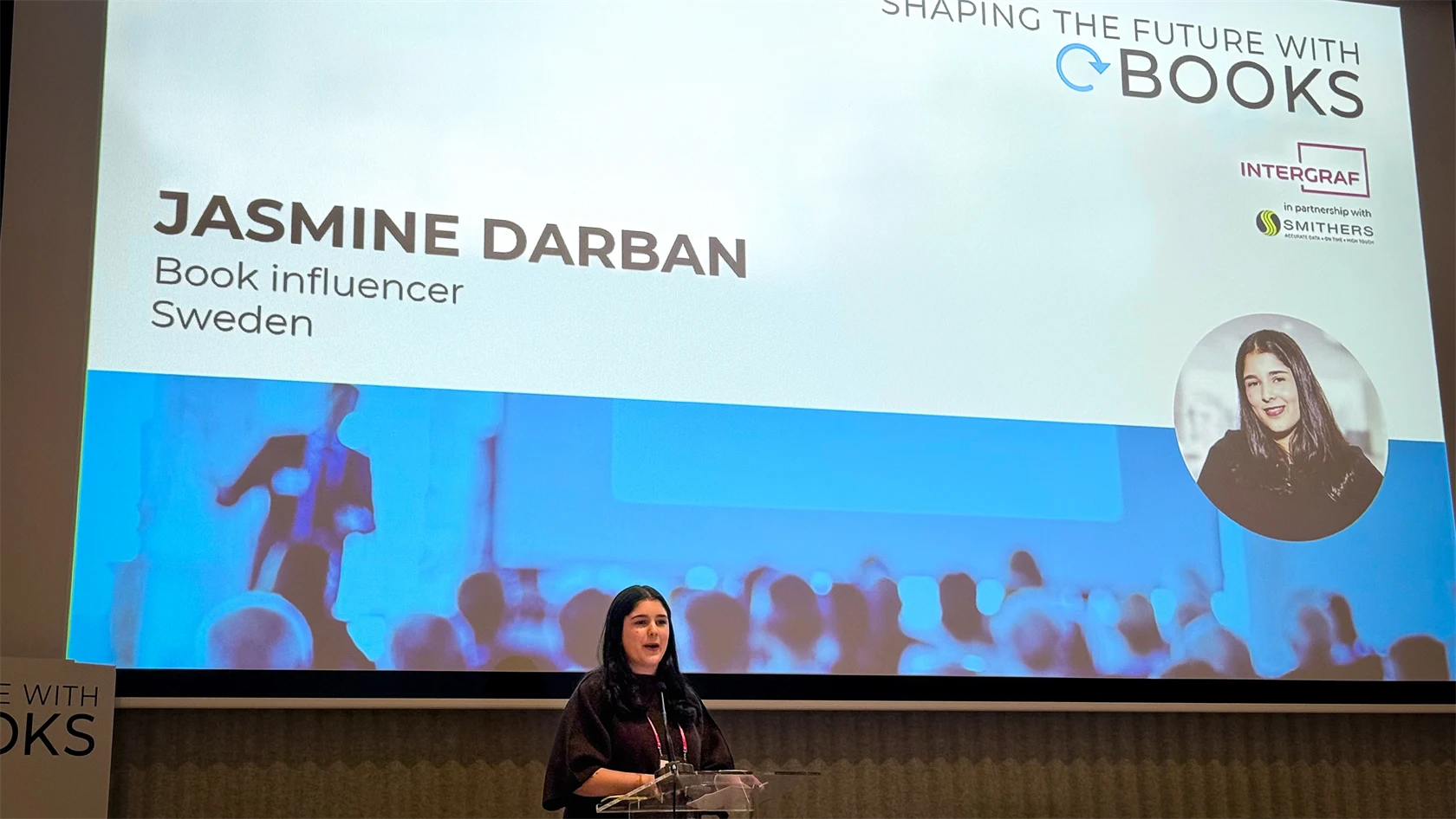 Bild på Jasmine Darban som talar under konferensen Shaping the Future with Books i Bryssel.