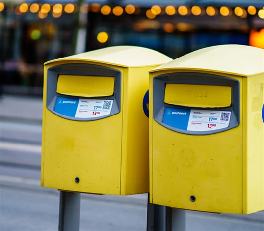 Bild på två brevlådor.