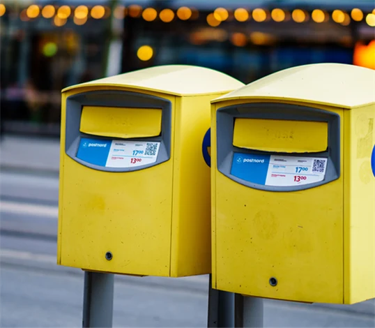 Bild på två brevlådor.