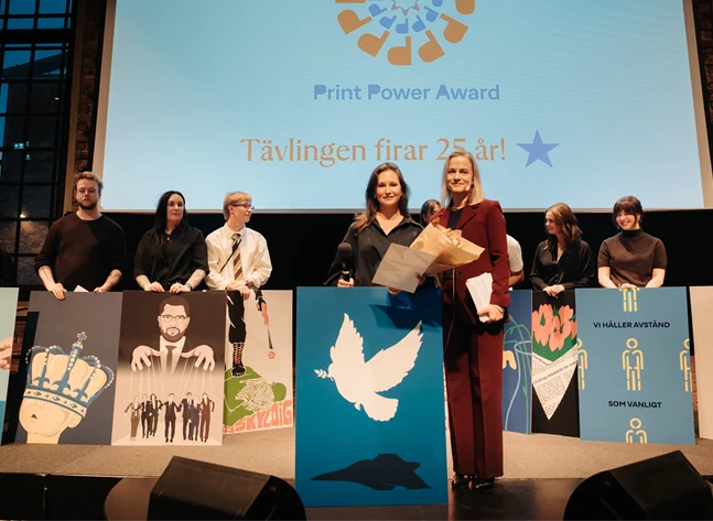 Bild på Johanna Lindgren, vinnare av PrintPower Award 2026, och Eva Glückman, vd Grafiska Företagen, med de andra finalisterna i bakgrunden.