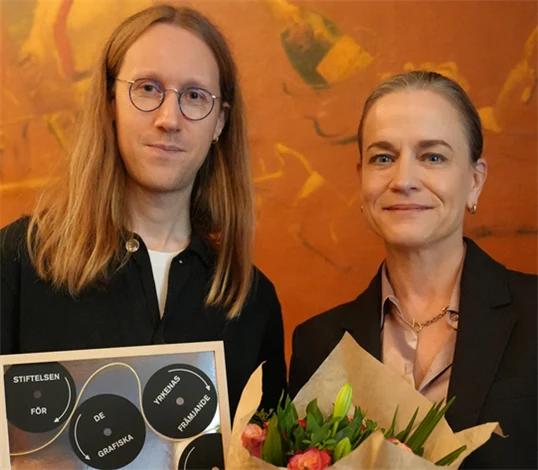 Bild på Aron Kullander-Östling, vinnare av Formgivningspriset 2025, och Eva Glückman, vd på Grafiska Företagen.