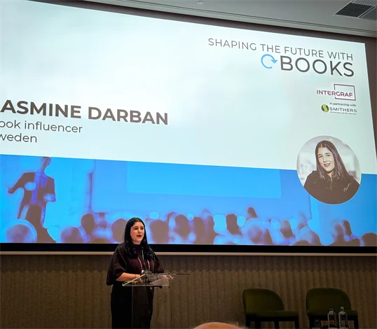 Bild på Jasmine Darban som talar under konferensen Shaping the Future with Books i Bryssel.