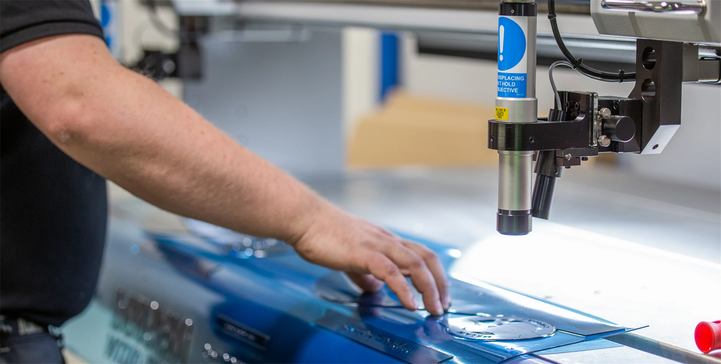 Bild på person som monterar kliché.