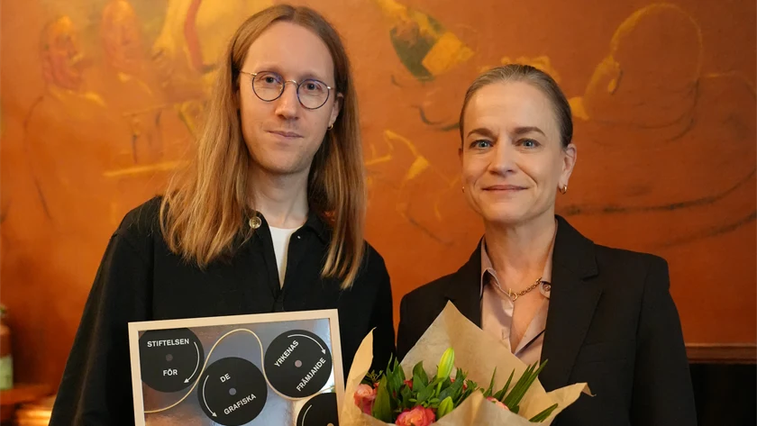 Bild på Aron Kullander-Östling, vinnare av Formgivningspriset 2025, och Eva Glückman, vd på Grafiska Företagen.