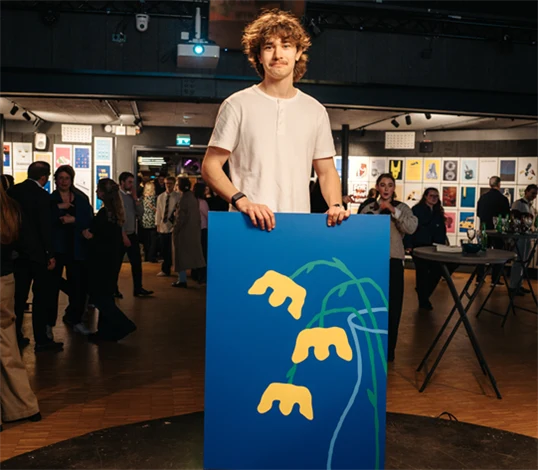 Bild på Erik Kesten (Brobygrafiska) med bidraget "Monarkin i vasen".