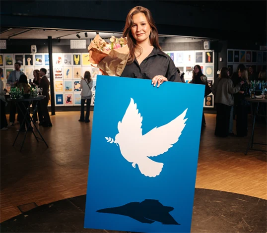 Bild på Johanna Lindgren (Forsbergs Skola) med bidraget "Rustad fredsduva", vinnare av PrintPower Award 2026.
