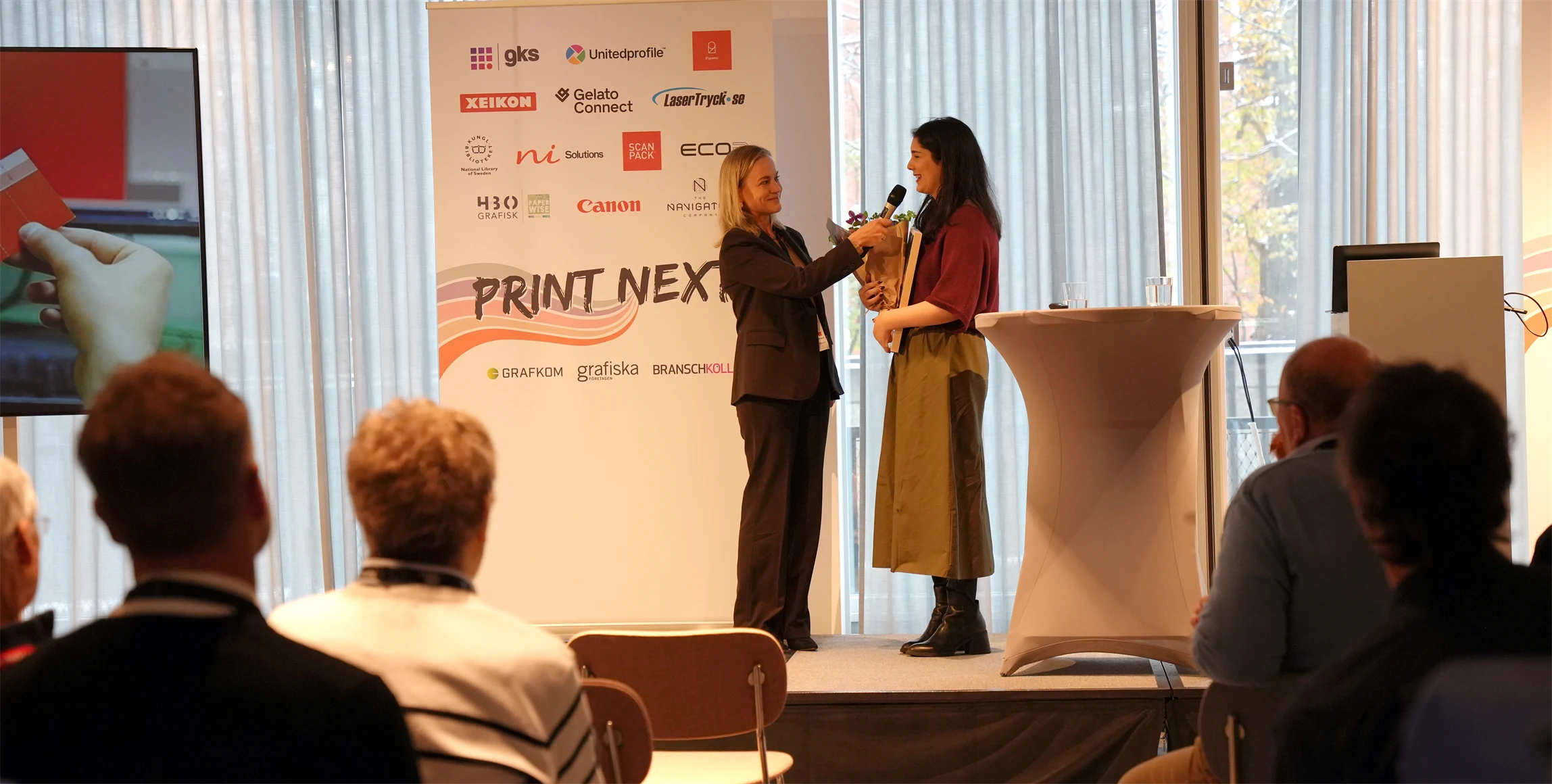 Bild på Eva Glückman, vd Grafiska Företagen, och Jasmin Darban, pristagare av Grafiska Företagen och Medieföretagens stora branschpris.