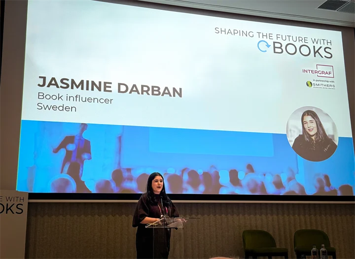 Bild på Jasmine Darban som talar under konferensen Shaping the Future with Books i Bryssel.